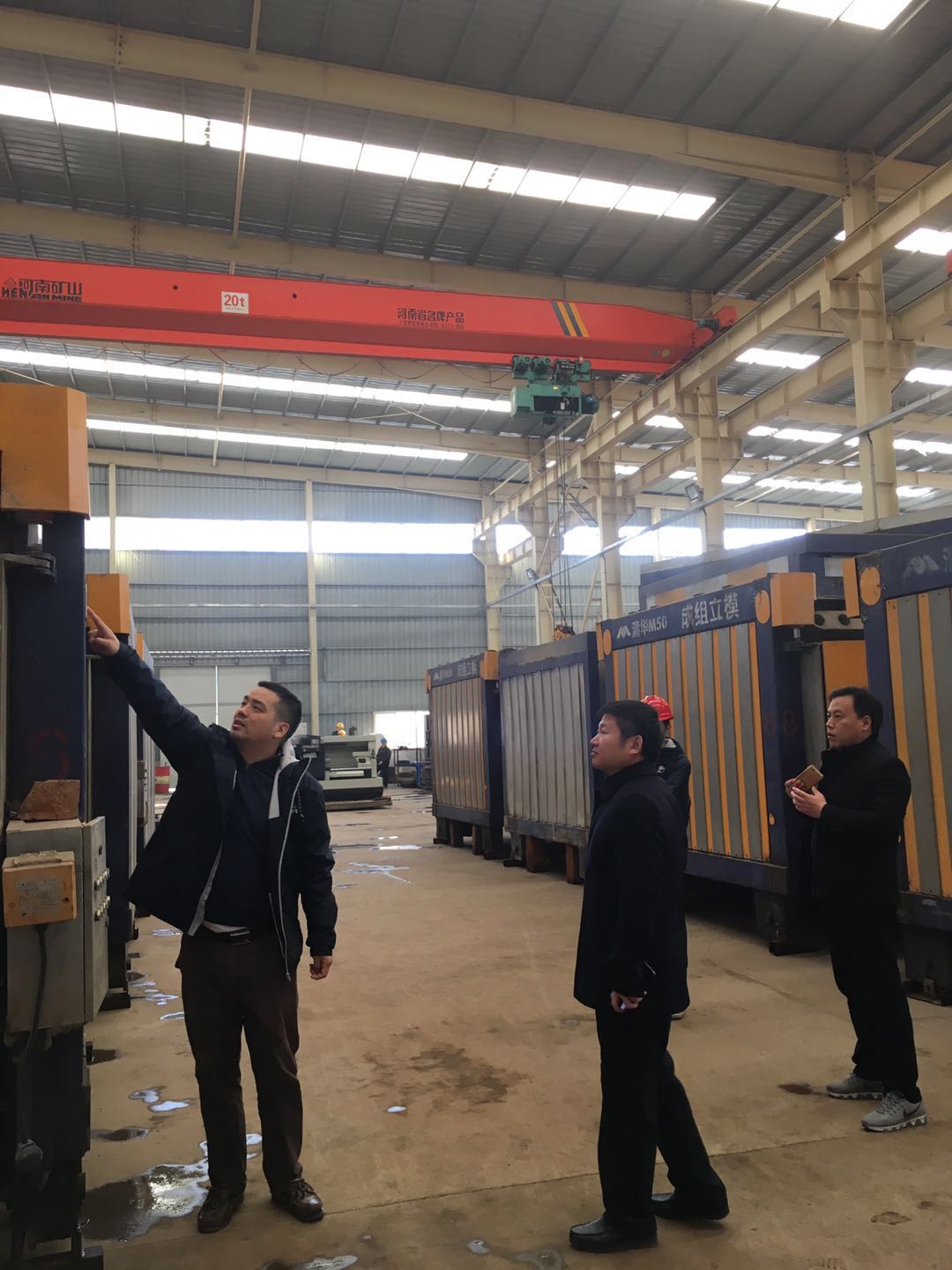 考察團參觀成組立模墻板機 考察團參觀成組立模墻板機